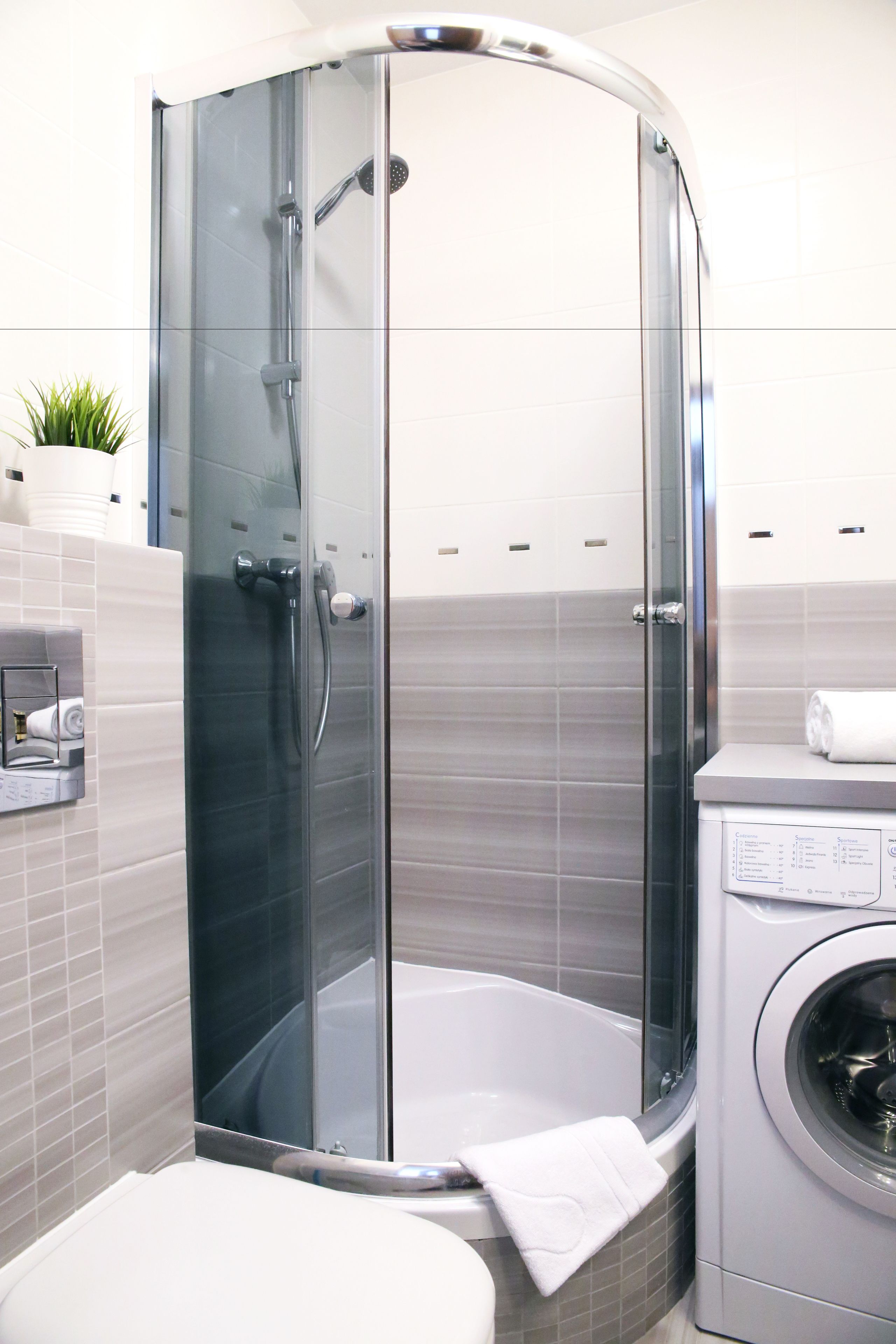 Apartment | Bathroom | Shower, free toiletries, hair dryer, towels