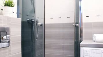 Apartment | Bathroom | Shower, free toiletries, hair dryer, towels