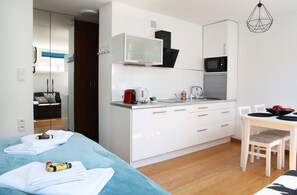 Appartement | Coin cuisine privé | Réfrigérateur, micro-ondes, plaque de cuisson, machine à expresso