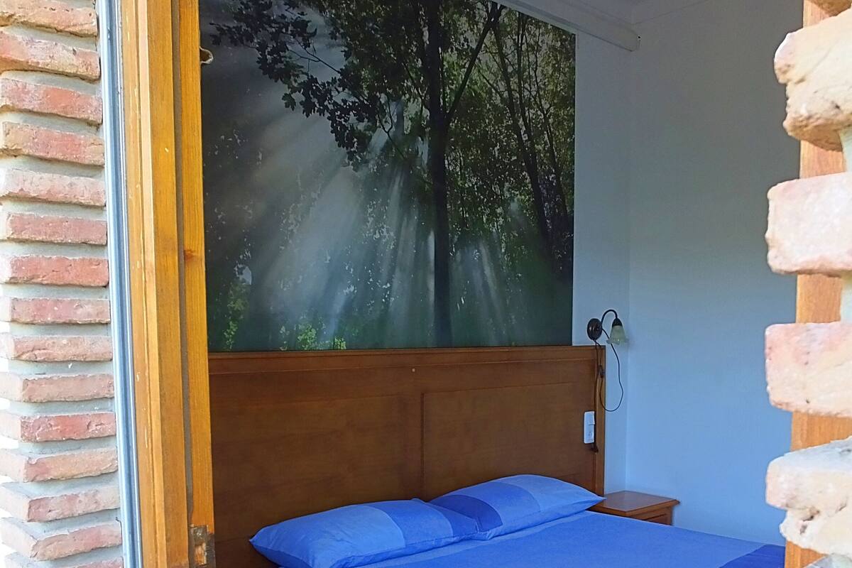 Habitación triple superior, para no fumadores, tina (2) | Tabla de planchar con plancha, wifi gratis y ropa de cama