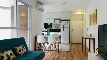 Leilighet, flere senger, ikke-røyk | Oppholdsrom | Flatskjerm-TV