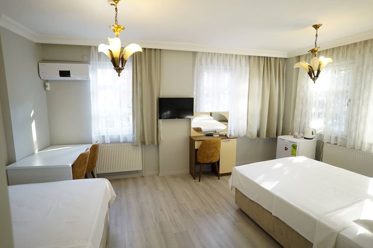 Standard-Dreibettzimmer, Nichtraucher | Schreibtisch, kostenloses WLAN, Bettwäsche