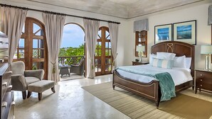 Ein geräumiges Schlafzimmer mit einem großen Bett, einem Schreibtisch und einem Balkon.