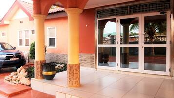 Pintu masuk hartanah