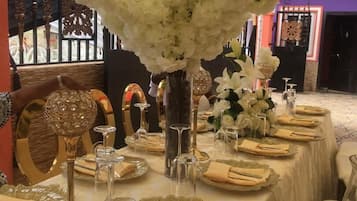 Breakfast, lunch, dinner served; local and international cuisine