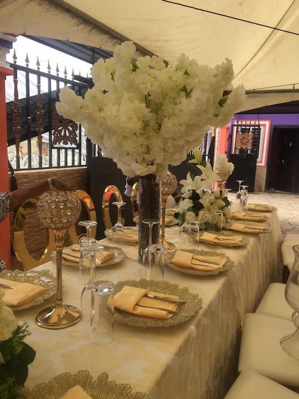 Breakfast, lunch, dinner served; local and international cuisine  - Golden Simcha Hotel (Accra)