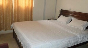 Deluxe Double Room | Premium bedding, free WiFi, bed sheets - Golden Simcha Hotel (Accra)