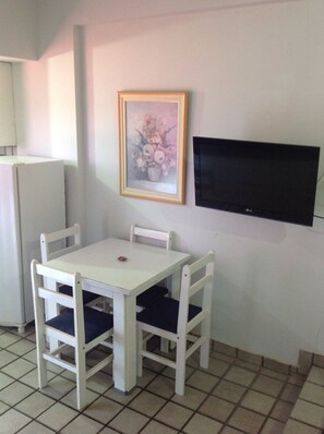 Estúdio standard, várias camas, para fumantes | Comodidades do quarto
