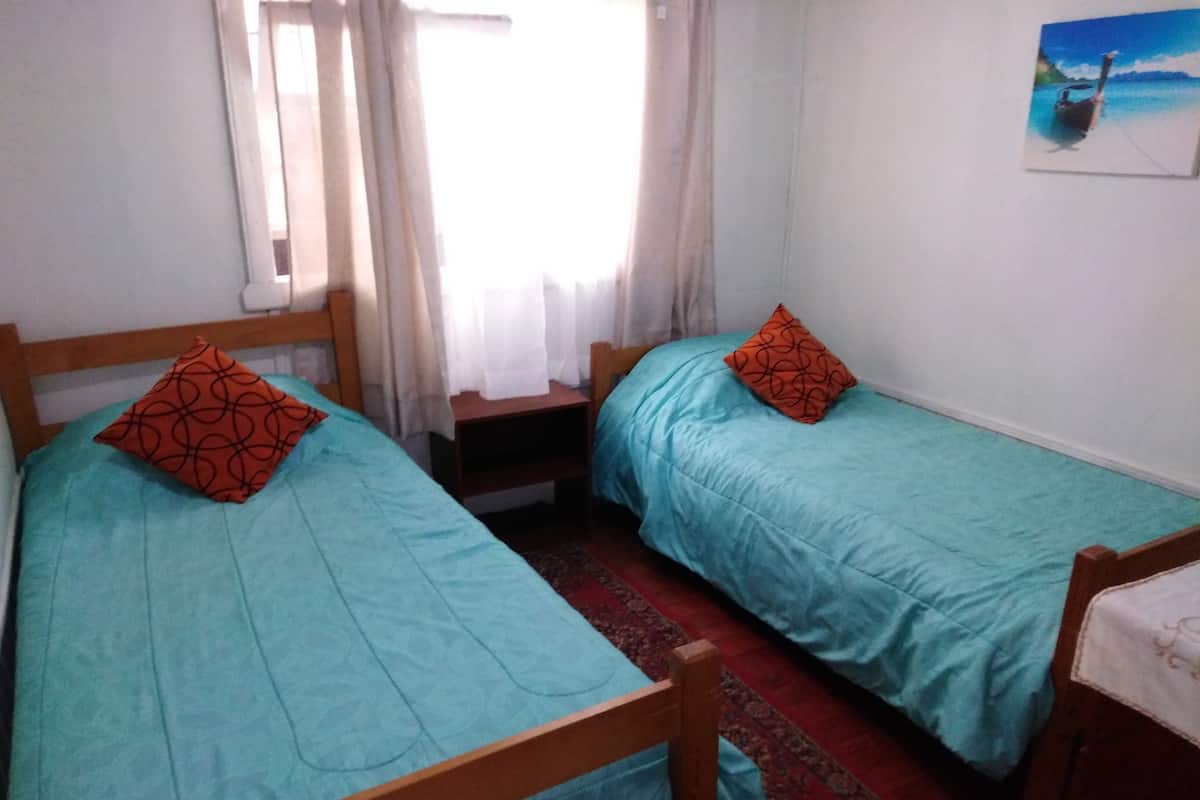 Kamar Double Standar, 2 Tempat Tidur Twin, Bebas Asap Rokok | Tirai kedap cahaya, Wi-Fi gratis, dan seprai linen