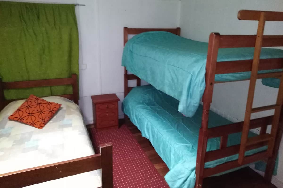 Kamar Twin Keluarga, Bebas Asap Rokok | Tirai kedap cahaya, Wi-Fi gratis, dan seprai linen