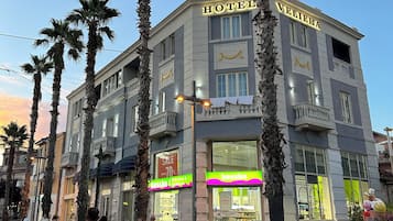 Vista frontal de la propiedad