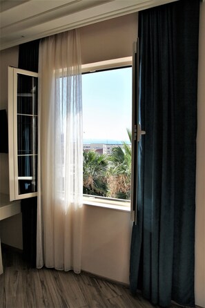 In-room safe, soundproofing, free WiFi, bed sheets - Hotel Veliera (Durrës)