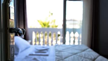 Caja fuerte, sistema de insonorización, wifi gratis y ropa de cama