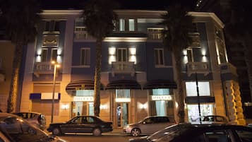 Fassade der Unterkunft – Abend/Nacht