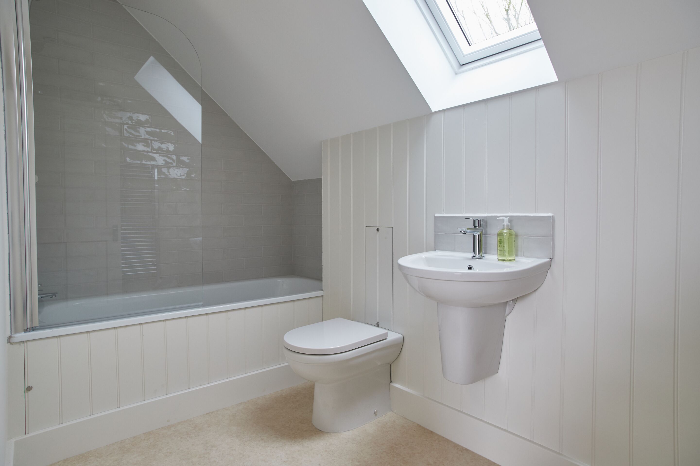 house, ensuite (piglet) | bathroom