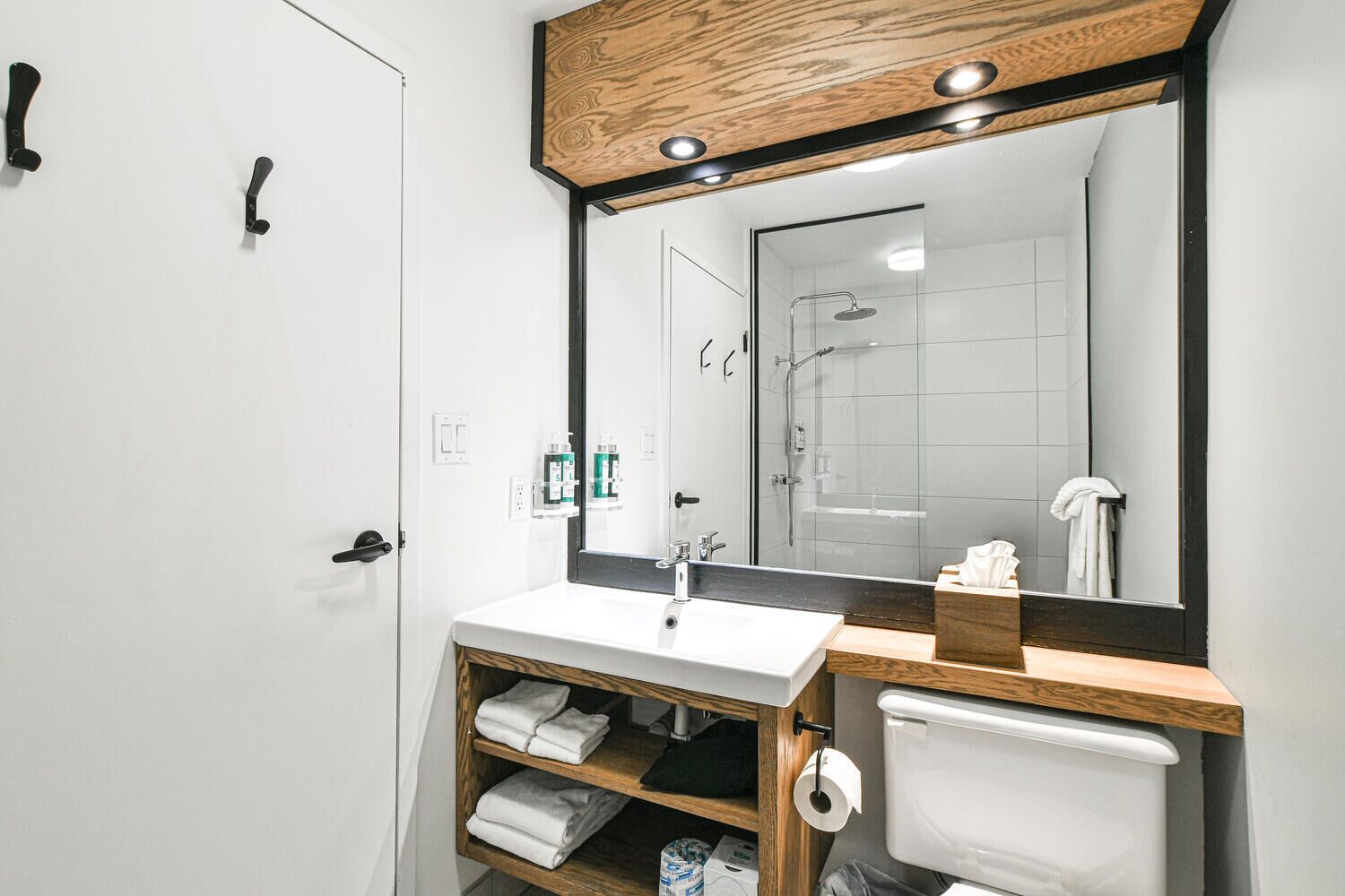 Classic Room Courtyard Side | Bathroom | Shower, free toiletries, hair dryer, towels