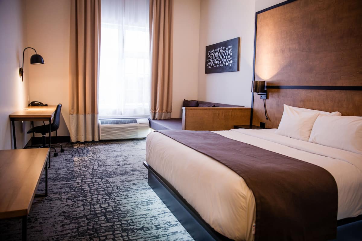 Habitación Confort, 1 cama King size y sofá cama, vista a la montaña | Ropa de cama de alta calidad, cortinas blackout y insonorización