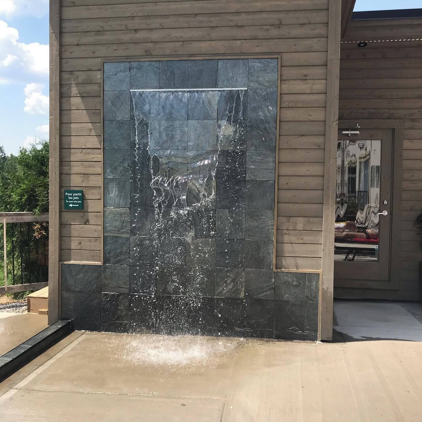 室外游泳池，09:00 至 22:30 开放，池畔遮阳伞，日光浴躺椅