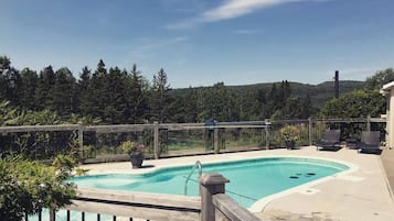 Utendørsbasseng, bassengparasoller og solsenger