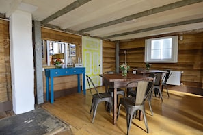 Breakfast area - Casa Apel Hostel (Puerto Varas)
