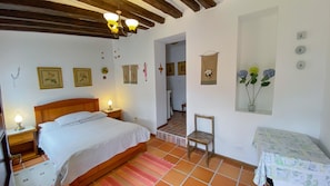 Superior Double Room | Iron/ironing board, free WiFi, bed sheets - Hostal Sakti (Quito)