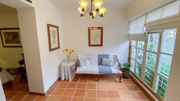 Tabla de planchar con plancha, wifi gratis y ropa de cama
