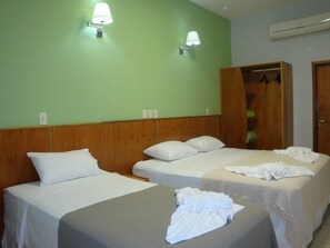 Minibar, desk, blackout curtains, iron/ironing board - Terwindt Hotel (Encarnacion)