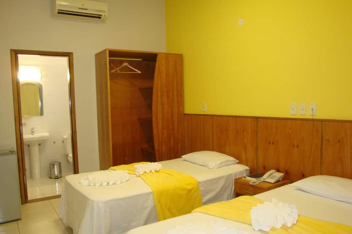 Habitación estándar con 1 cama matrimonial o 2 individuales, 1 cama matrimonial, para no fumadores | Minibar, escritorio, cortinas blackout y tabla de planchar con plancha