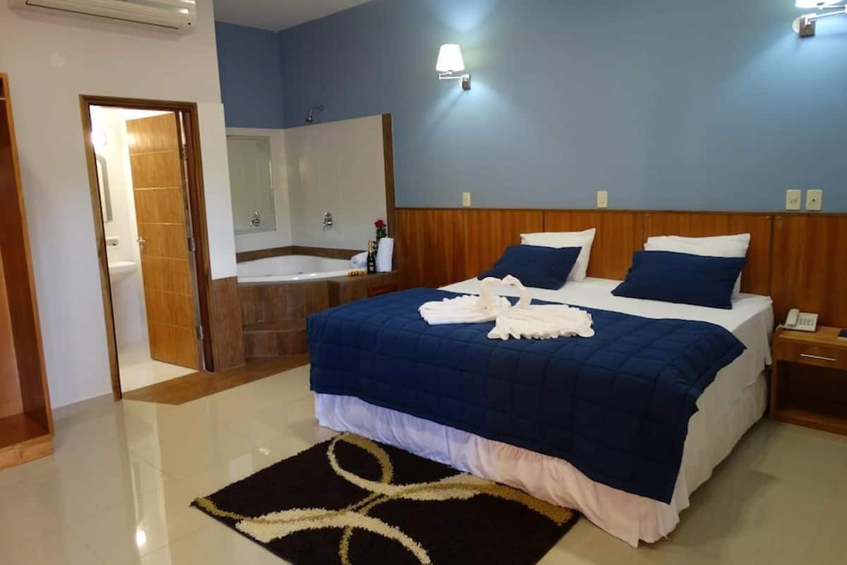 Suite ejecutiva, 1 cama matrimonial, para no fumadores | Minibar, escritorio, cortinas blackout y tabla de planchar con plancha