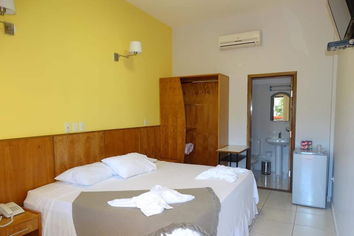 Habitación doble estándar de uso individual, 1 cama matrimonial, para no fumadores | Minibar, escritorio, cortinas blackout y tabla de planchar con plancha