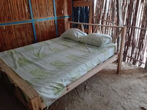 Kahden hengen perushuone, 1 parisänky, jaettu kylpyhuone