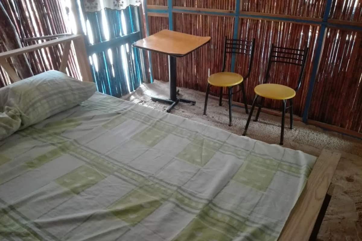 Habitación básica doble, 1 cama doble, baño compartido