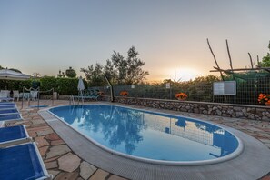 Außenpool, geöffnet von 08:00 Uhr bis 19:00 Uhr, Sonnenschirme