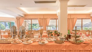 A buffet table with various food items and a decorative centerpiece. - Hotel La Pergoletta (Massa Lubrense)