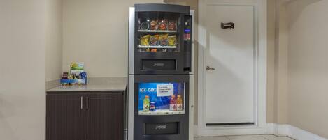 Máquina expendedora con un botón de 'PUSH', un cartel de 'PRIVATE' y la etiqueta 'Ice Cold'.
