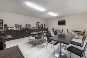 Tägliches inbegriffenes kontinentales Frühstück