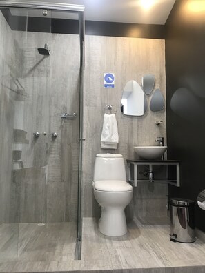 Exclusive Single Room, 1 Large Single Bed, Non Smoking | Bathroom | Shower, rainfall showerhead, free toiletries, towels - Orange Trip (Bogotá)