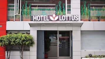 Vista frontal de la propiedad