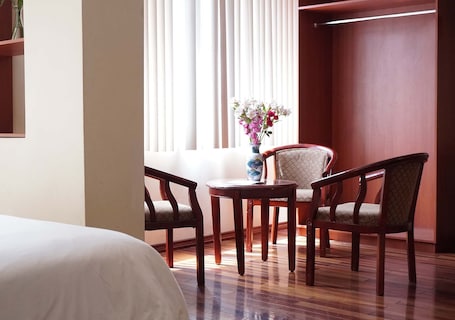 Muebles diferentes, escritorio, wifi gratis y ropa de cama