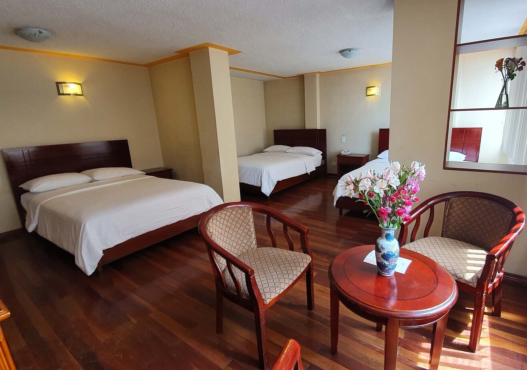 三人房 | 特色家居、办公桌、免费 WiFi、床单