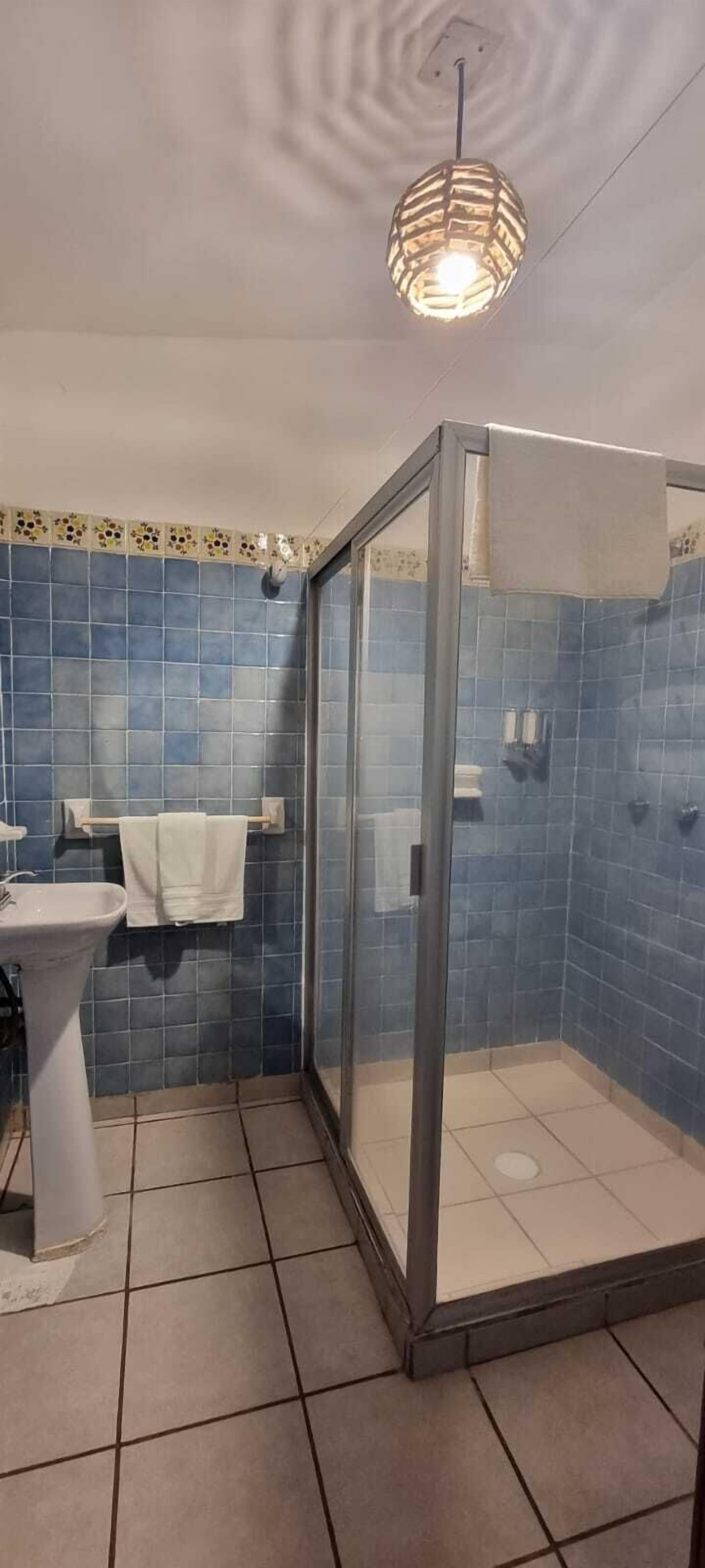 standard room, 1 king bed, garden view | bathroom | shower, free toiletries, towels, soap