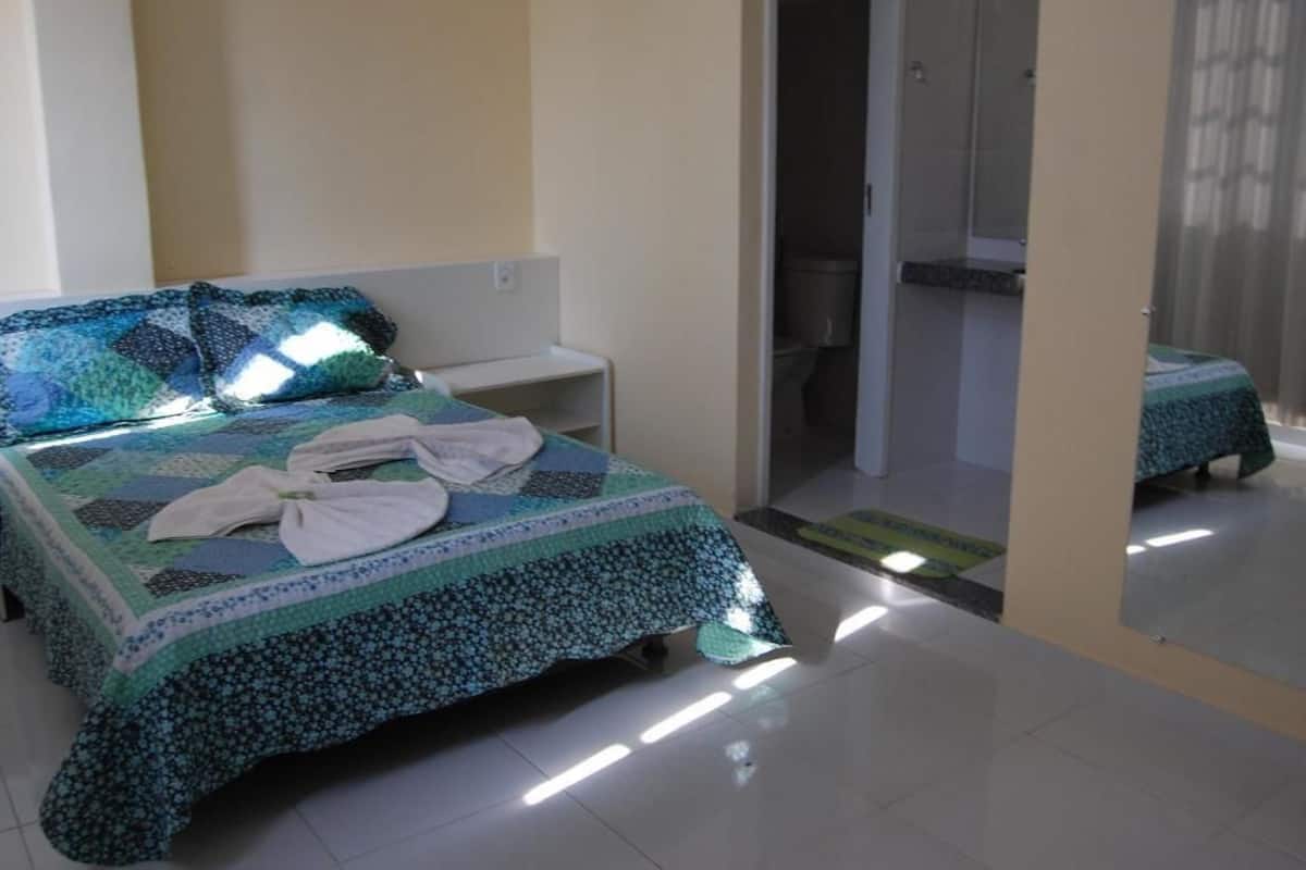Single Room, 1 Double Bed, Non Smoking | Minibar, iron/ironing board, free WiFi, bed sheets