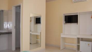 Habitación individual, 1 cama matrimonial, para no fumadores | Minibar, tabla de planchar con plancha, wifi gratis y ropa de cama