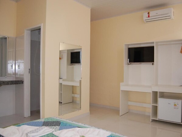 单人房, 1 张双人床, 无烟房 | 迷你吧、熨斗/熨板、免费 WiFi、床单