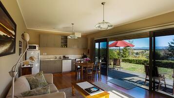 Cottage, 2 phòng ngủ, bếp (The Apple Cottage) | Khu phòng khách | TV màn hình phẳng