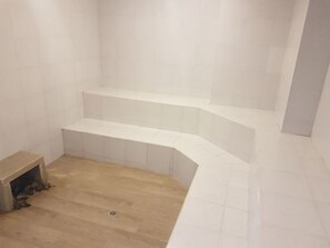 Sauna, hot tub, steam room