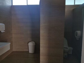 Whirlpool, Hydromassagedusche, kostenlose Toilettenartikel