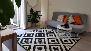 Luksusleilighet | Oppholdsområde | En 50-tommers smart-TV med kabel-kanaler samt TV og Netflix