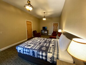 Single Room, 1 Queen Bed with Sofa bed | Blackout drapes, iron/ironing board, free WiFi, bed sheets - Riverchase Lodge (Pigeon Forge)
