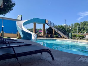 Seasonal outdoor pool - Riverchase Lodge (Pigeon Forge)